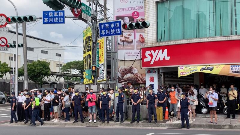 美国众议院议长佩洛西3日到景美人权园区与人权活动者座谈，吸引民众在外围观。（记者夏小华摄）