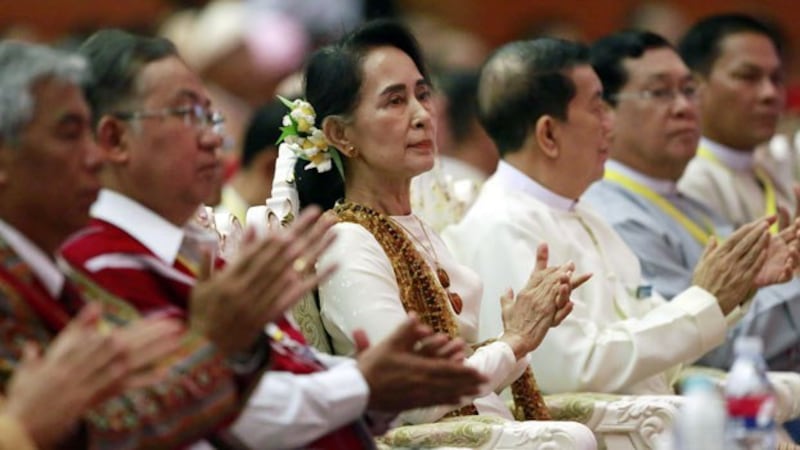 Myanmar's State Counselor Aung San Suu Kyi (C) attends the closing ceremony of the second session of the 21st-Century Panglong Conference in Naypyidaw, May 29, 2017. 