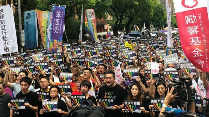 台湾立法院通过《同性婚姻专法》。图为聚集在立法院外等候消息的民众。（记者夏小华摄影）