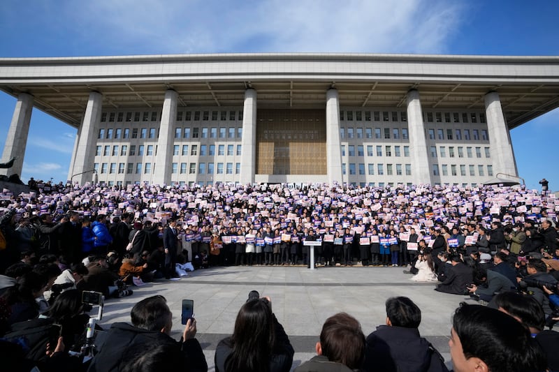 2024年12月4日，韩国首尔，民主党成员在国会抗议总统尹锡悦。(美联社)