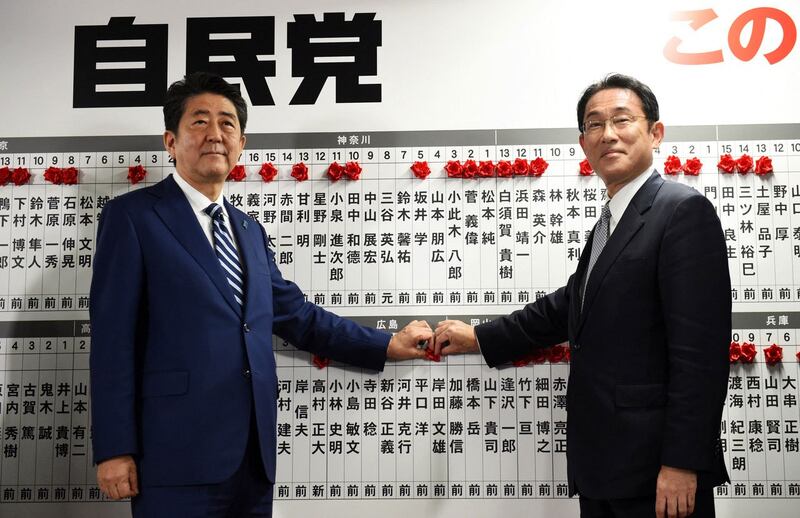 已故日本前首相安倍晋三（左）、日本现任首相岸田文雄（右）。（资料照、法新社）