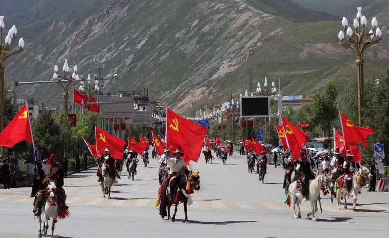 中国青海玉树藏族自治州70周年庆暨康巴艺术节8月4日在玉树市扎西科赛马场举行，赛马者手持中共党旗，藏人反问：康巴人特色何在？（网上图片）