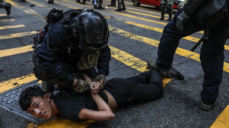 2019年11月13日，警方在香港中环抗议活动中，逮捕了一名示威者。（法新社）