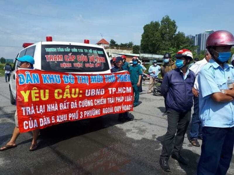 Hình minh hoạ. Người dân Thủ Thiêm, ngày 30/9/2020, căng băng-rôn trên khu đất đã bị Chính quyền quận 2 cưỡng chế sai pháp luật.