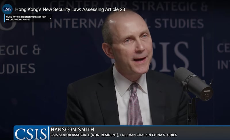 美国前驻香港和澳门总领事史墨客（Hanscom Smith）在会上表示，《基本法二十条》中涵盖了防止境外势力干涉香港政治的内容，但是，当局对"境外势力干涉"等许多名词缺乏明确定义。（视频截图/战略与国际研究中心官网）