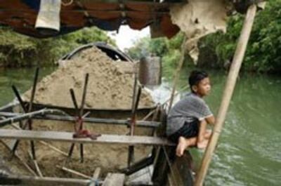 Một ghe chở cát khai thác ở Hội An, Việt Nam. Ảnh có tính minh họa. AFP photo.