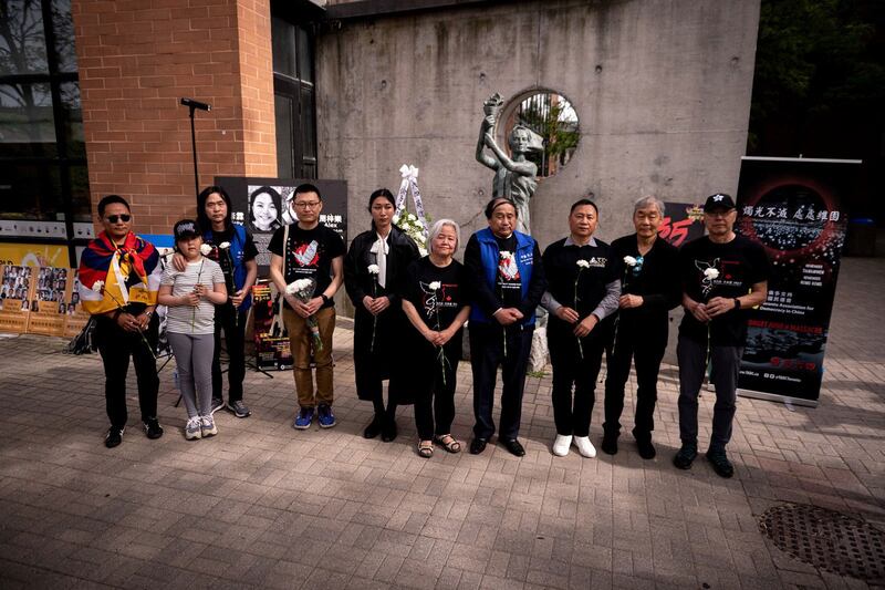 多伦多纪念六四活动，许多民主活动家在约克大学自由女神像前献花。 (多伦多支持中国民运会提供)