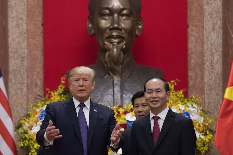 Chủ tịch nước Trần Đại Quang (phải) và Tổng thống Hoa Kỳ Donald Trump (trái) nói chuyện tại cuộc gặp song phương ở Hà Nội hôm 12/11/217