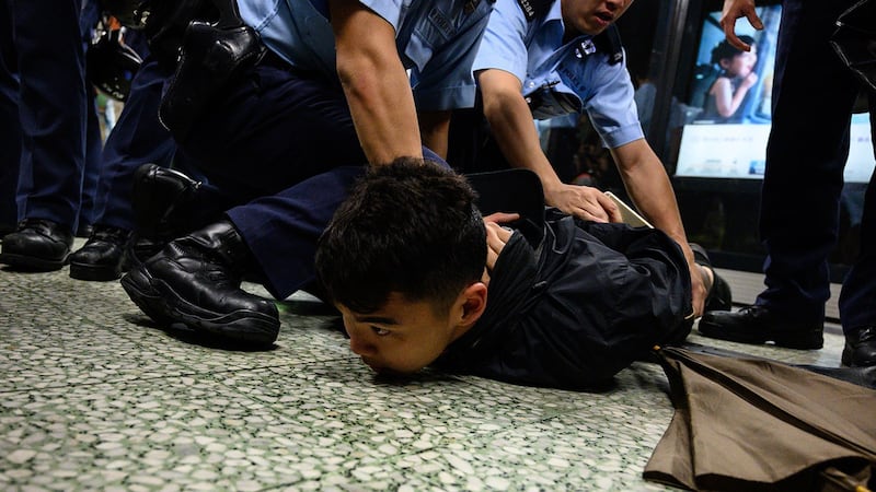 2019年9月2日，香港反送中活动期间，一名示威者被警察抓捕。（法新社）