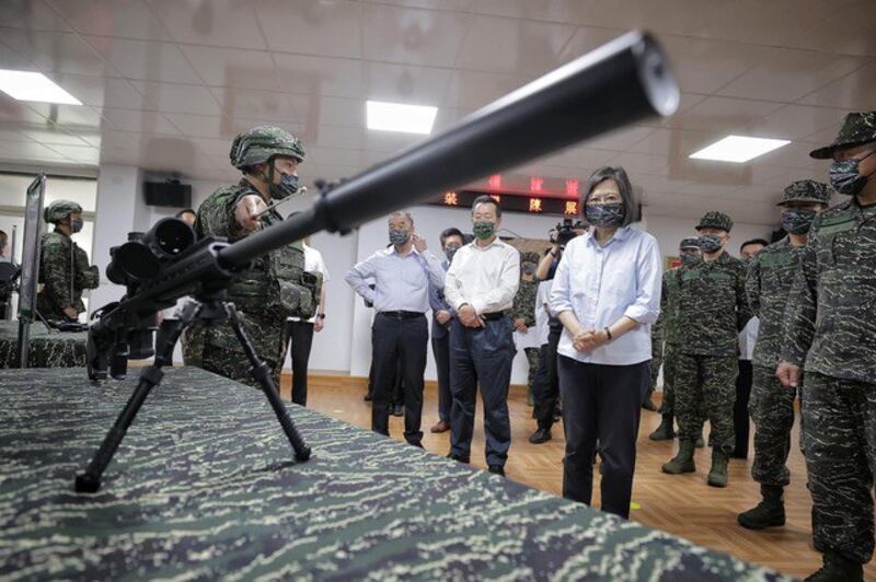 蔡英文在端午节前夕视导并听取官兵介绍武器装备。(截图自蔡英文脸书)