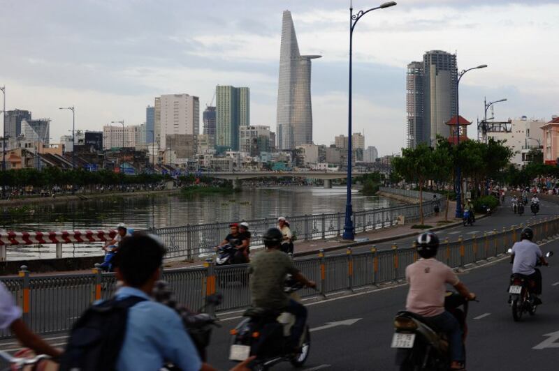 Ảnh minh họa chụp một con đường ven sông Sài Gòn, hướng về trung tâm TPHCM hôm 19/11/2013.