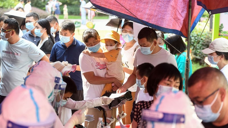 2021 年 8 月 3 日，湖北省武汉市的居民排队接受冠状病毒核酸检测。 （AFP）