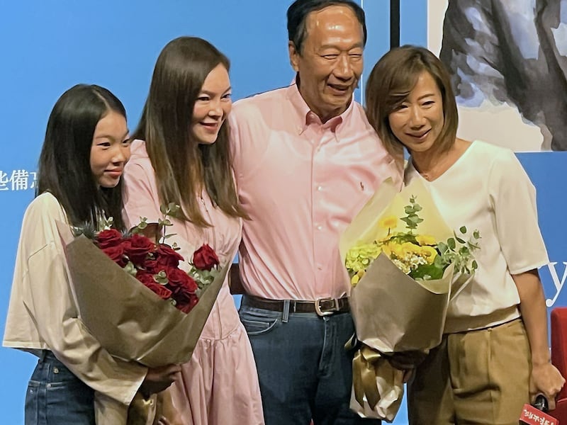 鸿海集团创办人郭台铭新书发表会，妻女到场祝贺。(记者 黄春梅摄)