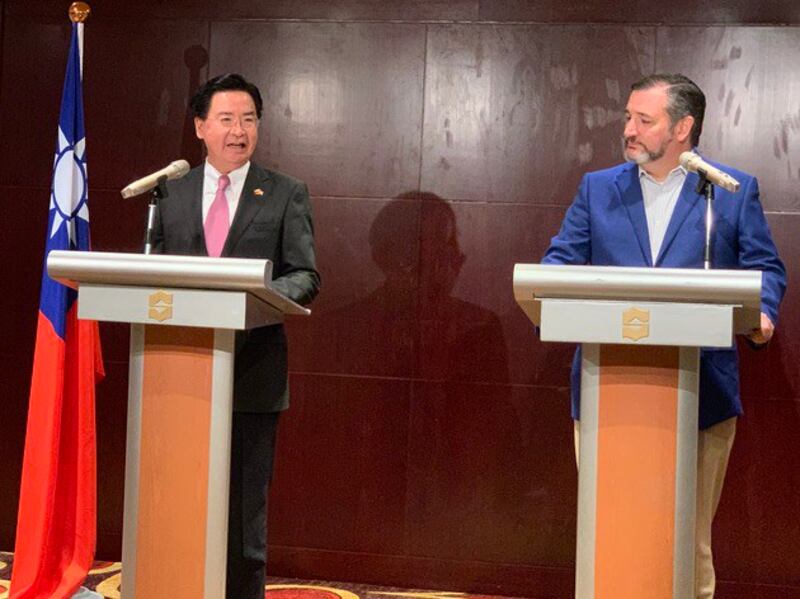 2019年10月9日，美国联邦参议员克鲁兹（Ted Cruz）抵台访问，台湾外交部长吴钊燮与克鲁兹共同召开记者会。（记者 黄春梅摄）