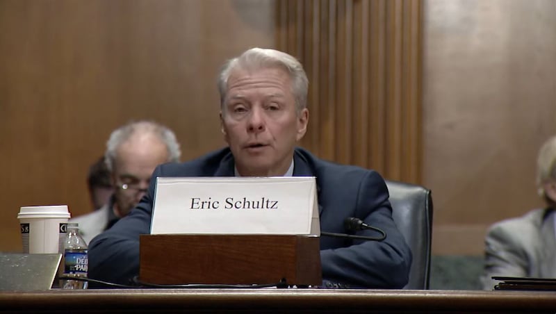 美国驻赞比亚前大使舒尔茨（Eric Schultz）在听证会上表示，相比中国在非洲持续扩大的影响力，这是“一场美国正在输掉的冲突”：“‘忽视'二字通常能用来形容美国历任两党政府对非洲的外交政策”。（视频截图/美国国会及行政当局中国委员会官网）