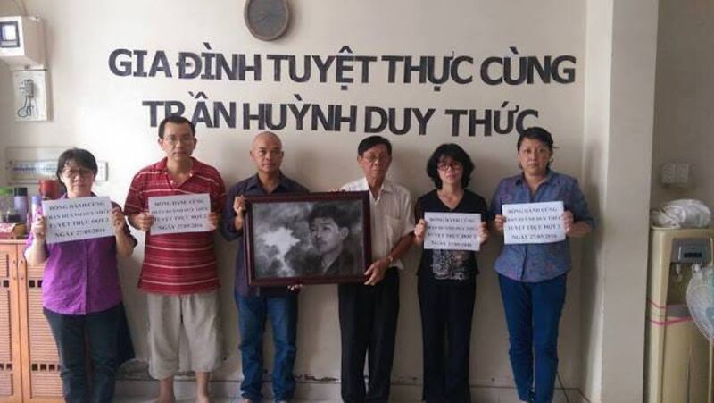 Gia đình tuyệt thực cùng ông Trần Huỳnh Duy Thức.