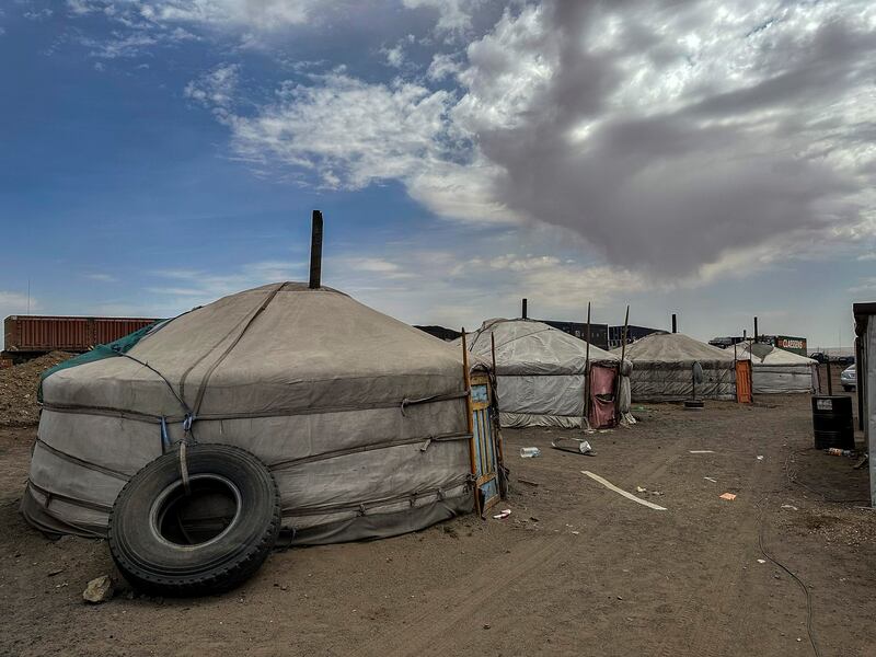 蒙古包（Mongolia yurt），又名“ger”，2023 年 6 月 13 日，蒙古南戈壁省塔万陶勒盖地区露天煤矿附近的临时营地里，工人们使用的蒙古包。图片来源：自由亚洲电台 Subel Rai Bhandari