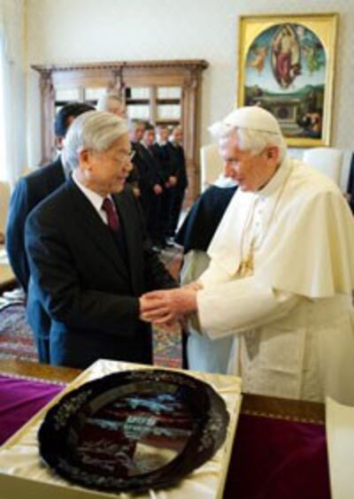 Đức Giáo hoàng Benedict XVI (phải) tiếp Tổng Bí thư Đảng Cộng sản Việt Nam Nguyễn Phú Trọng tại Vatican hôm 22-01-2013. AFP PHOTO.