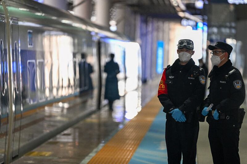 警察在北京市海淀区清河火车站站岗。 （法新社）