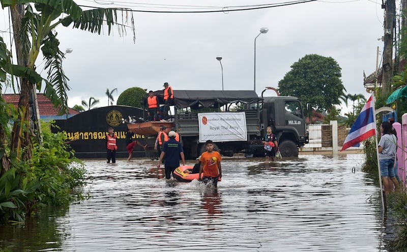 Quân đội Thái Lan đang di tản cư dân thị trấn Kalasin, đông bắc Thái Lan, ngày 29 tháng 7 năm 2017.