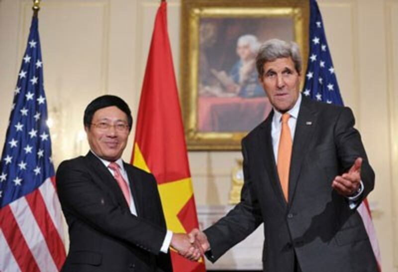 Ngoại trưởng Mỹ John Kerry (phải) tiếp Phó Thủ tướng kiêm Bộ trưởng Ngoại giao Việt Nam Phạm Bình Minh tại Washington DC hôm 02 tháng 10 năm 2014. AFP photo 