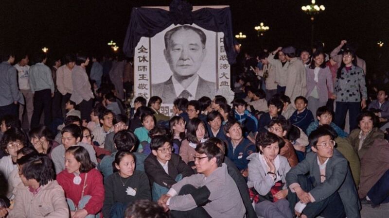 1989年4月15日，北京高校学生到天安门广场哀悼胡耀邦去世，最终遭到当局武力镇压。（资料图片/记者乾朗提供）