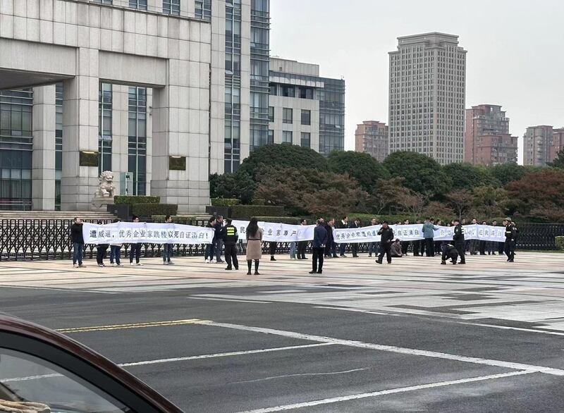 承勇轻生当天，家属及员工到市政府请愿。（网络图片/古亭提供）