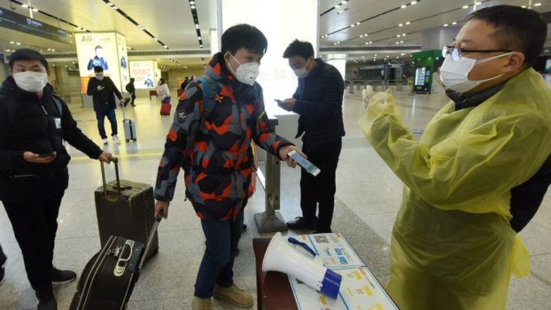 2020年2月17日，浙江省杭州市一名旅客向火车站检疫人员出示手机中的绿色健康码以证明健康状况。 （路透社）