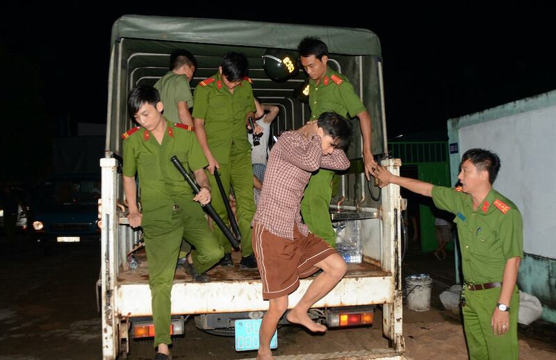 Hình minh hoạ. Công an dẫn giải người nghiện từ xe xuống sau khi những người này trốn trại cai nghiện ở Đồng Nai hôm 24/10/2016