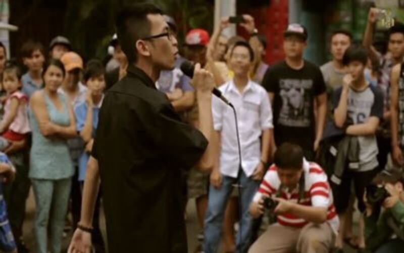 Nguyễn Vũ Sơn trong video clip biểu diễn Rap trên đường phố Việt Nam. Screen capture.