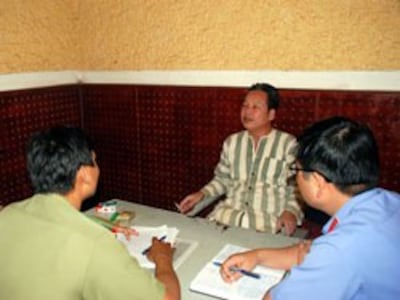 Thầy Đinh Đăng Định tại trụ sở công an, ảnh chụp trước đây. File photo.