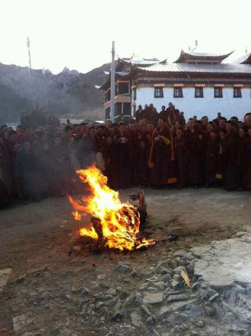 图片：贡觉培杰自焚现场。（受访人提供）