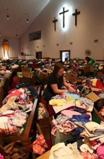 Quần áo quyên góp từ những họat động từ thiện cứu trợ nạn nhân thiên tai tại Oklahoma. AFP photo