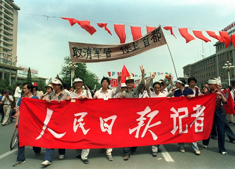 1989年5月22日，人民日报社记者上街游行声援学生 。（法新社）