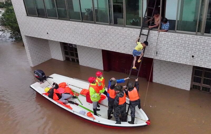 2024年7月28日，湖南省衡阳市衡东县草市镇，救援人员正在疏散被洪水困住的居民。（路透社）