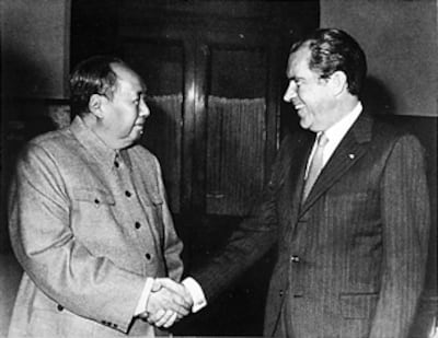 Cái bắt tay lịch sử: TT Nixon và Ct. Mao Trạch-Đông tại Bắc Kinh, 2 tháng 2, 1972 - Courtesy of Wikipedia