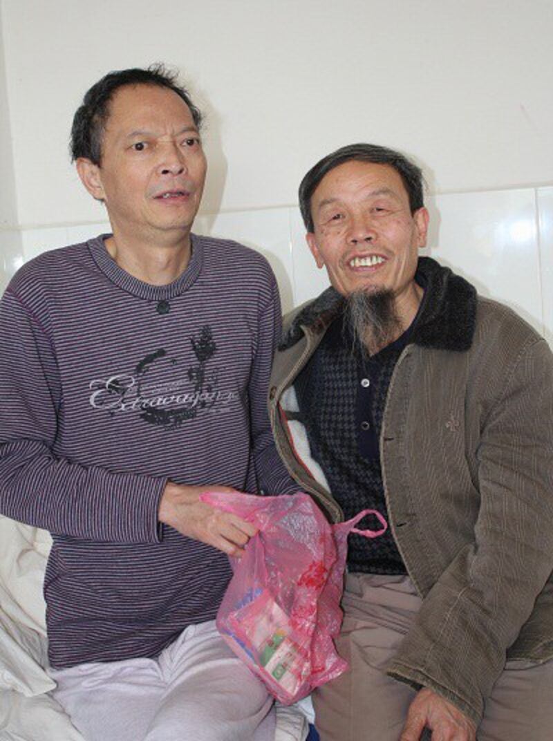 Li Wangyang (l) on a visit with his friend, activist Zhu Chengzhi (r), in the hospital in March this year. Photo courtesy of Zhu Chengzhi.