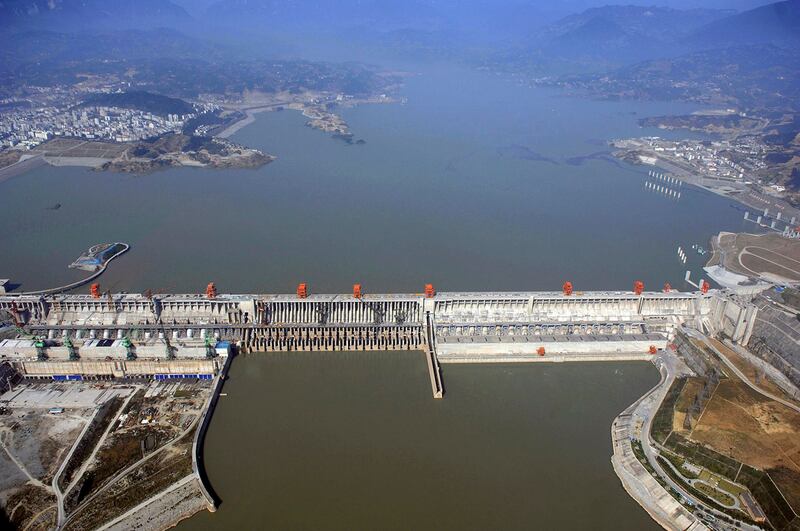 三峡大坝建成后，长江自然流量和库区降雨量呈现走降趋势。（路透社）