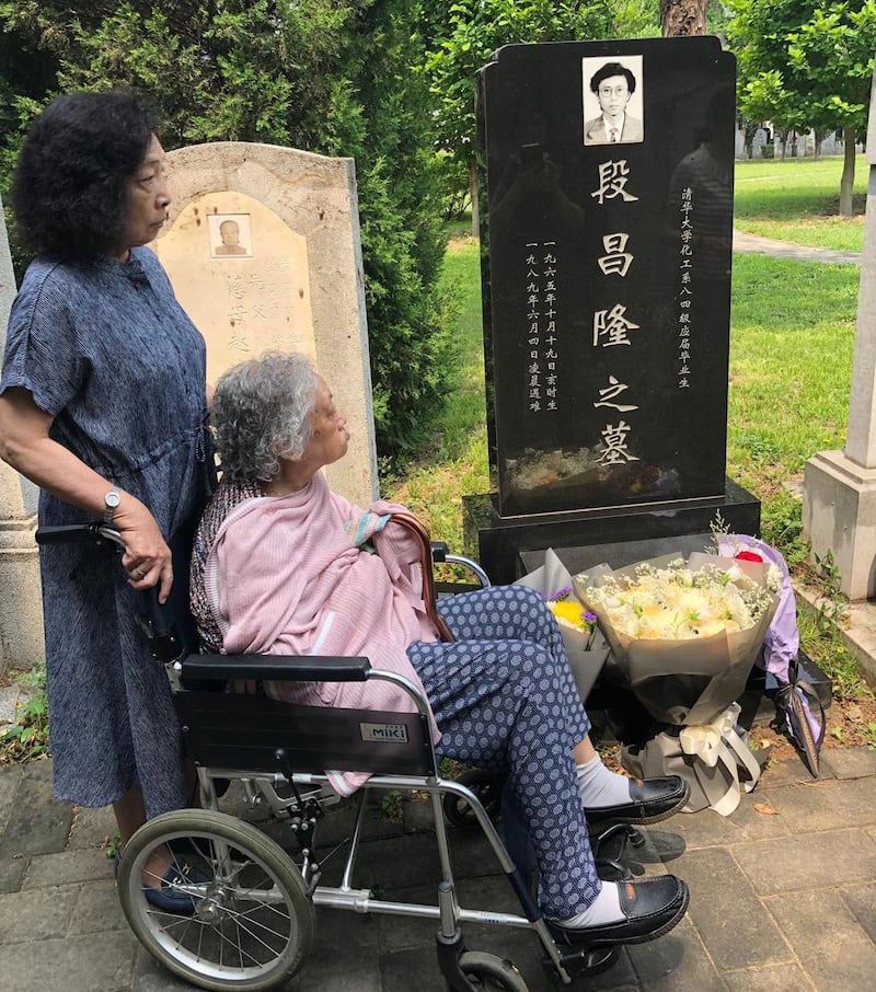 2019年6月4日，天安门母亲成员在北京万安公墓拜祭。（天安门母亲提供）