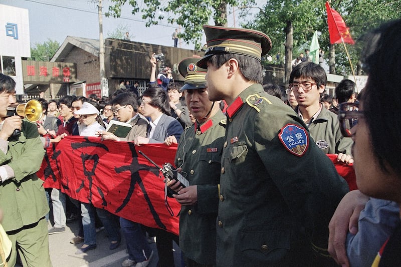 1989年4月27日，学生与警察对峙。（美联社）