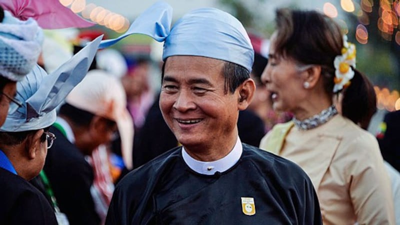 Myanmar's President Win Myint (L) and State Counselor Aung San Suu Kyi (R) arrive to attend a reception marking the 72nd anniversary of country's Union Day, in Naypyidaw, Feb 12, 2019.