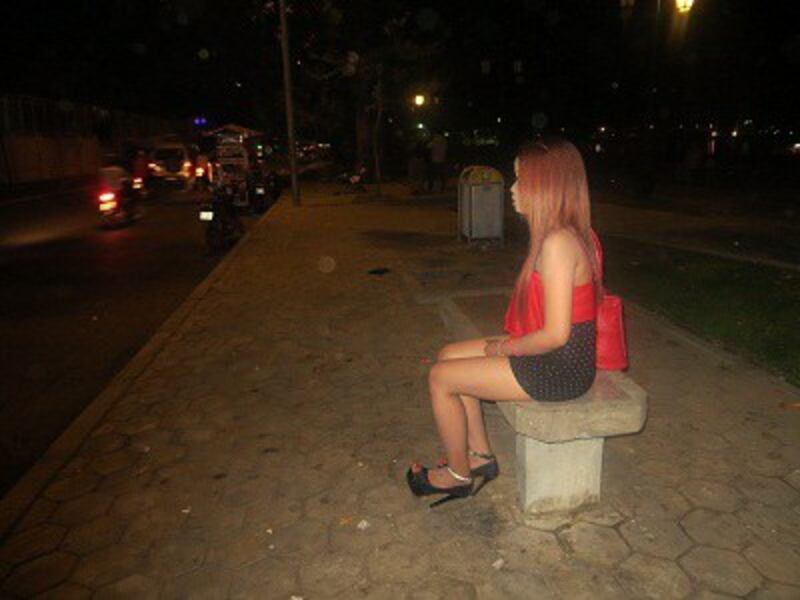 Bopha waited for customers at a park in Phnom Penh earlier in March 2014 before quitting sex work. Photo credit: RFA. 