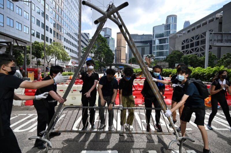 大批学生参与反送中运动，要求港府撤回《逃犯条例》修订案。（AFP）