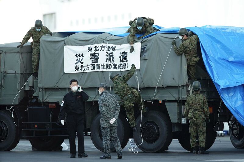 2020 年 2 月 10 日，在日本横滨的港口，自卫队成员准备一辆卡车连接被隔离的钻石公主号游轮。 （美联社）