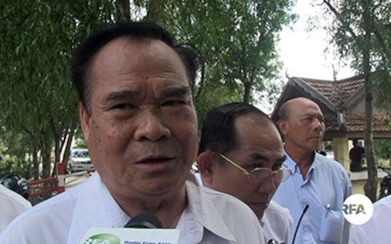 Ho Vann speaks to reporters at Prey Sar prison in Phnom Penh, April 11, 2017.