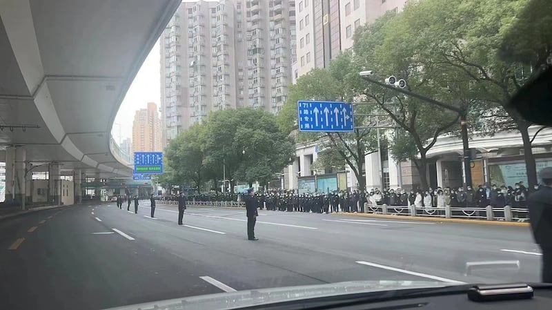 上海民众在在街头目送江泽民灵车经过（志愿者提供/记者古亭）