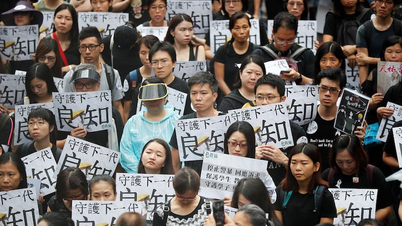 资料图片：2019 年 8 月 17 日，香港教协集会。（路透社）