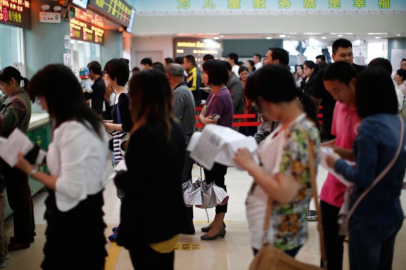 民众在上海儿童医院内排队，等待支付医疗费用。（路透社）