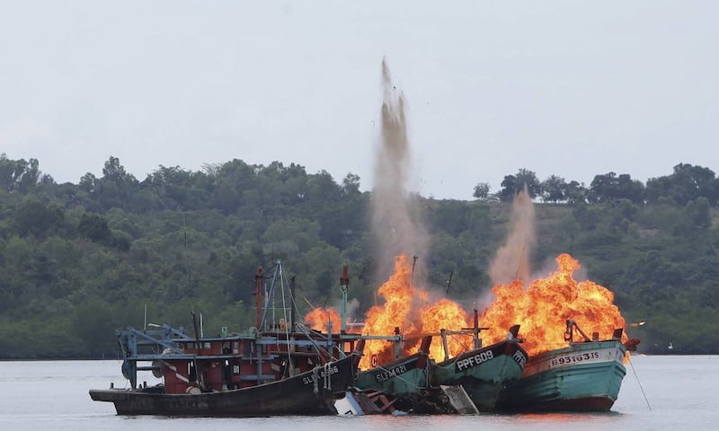 foreign boats burned Indonesia (1).jpg