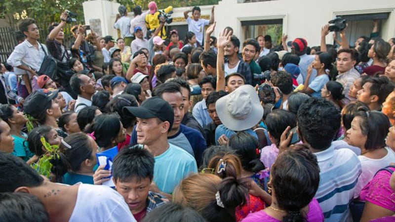 Family members wait for Myanmar prisoners to be released from Insein Prison in Yangon during a presidential amnesty marking the Buddhist New Year, April 17, 2019. 